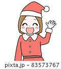 サンタクロースの格好で笑顔で手を振る女性 83573767