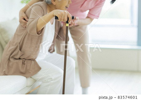 シニア女性と介護士 シニア女性と介護士 83574601