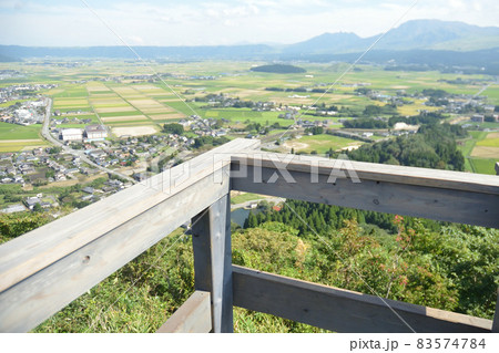 桟橋の先端からみる阿蘇市 83574784