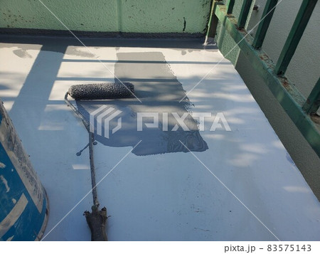 屋上防水にて仕上げ作業 83575143