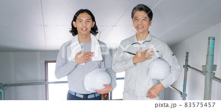 建築現場の現場監督と大工さん2人のポートレート バナーサイズ 建築現場の現場監督と大工さん2人のポートレート バナーサイズ 83575457