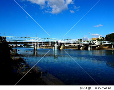 秋空と鏡川（水道橋と柳原橋と鎮守の森：竜とそばかすの姫の舞台あたり） 83575838