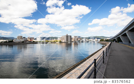 河川に近接した宇品大橋の周辺風景です。河口付近の広々とした雰囲気をどうぞ。 河川に近接した宇品大橋の周辺風景です。河口付近の広々とした雰囲気をどうぞ。 83576562