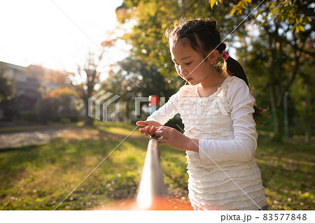 秋の公園で遊ぶ少女 秋の公園で遊ぶ少女 83577848