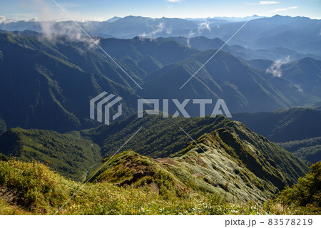 秋の谷川岳・西黒尾根の登山道と山並み 83578219