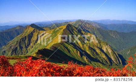 秋の谷川岳より望む稜線・紅葉シーズン 83578256