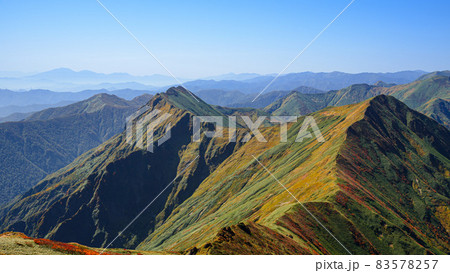 秋の谷川岳より望む稜線・紅葉シーズン 83578257