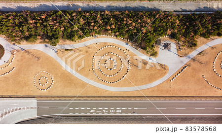 石と遊歩道のアートな模様を上から見下ろす 83578568