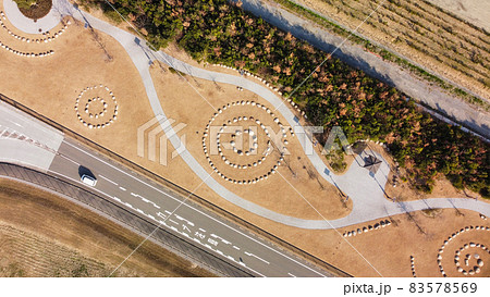 石と遊歩道のアートな模様を上から見下ろす 83578569