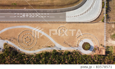 石と遊歩道のアートな模様を上から見下ろす 83578571