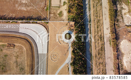 石と遊歩道のアートな模様を上から見下ろす 83578585