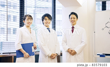 白衣を着た日本人グループ　医師　科学者 83579103