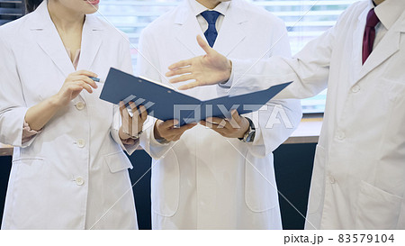ミーティングする白衣を着た日本人グループ 医師 科学者 ミーティングする白衣を着た日本人グループ 医師 科学者 83579104
