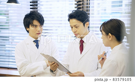 ミーティングする白衣を着た日本人グループ　医師　科学者 83579105