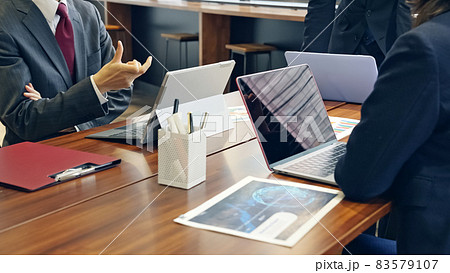 オフィスでミーティングするビジネスグループ オフィスでミーティングするビジネスグループ 83579107