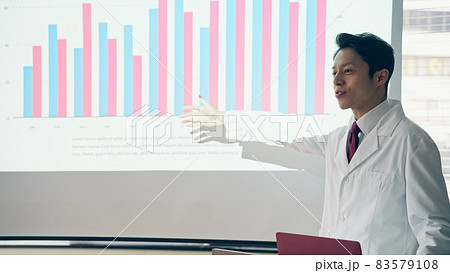 講義する白衣の男性 学会 カンファレンス 講義する白衣の男性 学会 カンファレンス 83579108