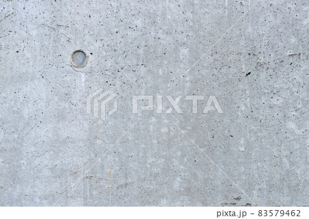 ひび割れ・穴の開いたコンクリートの外壁　横浜 83579462