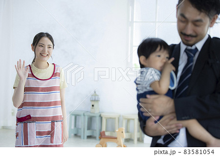 保育園に送り迎えするスーツのパパ　 83581054