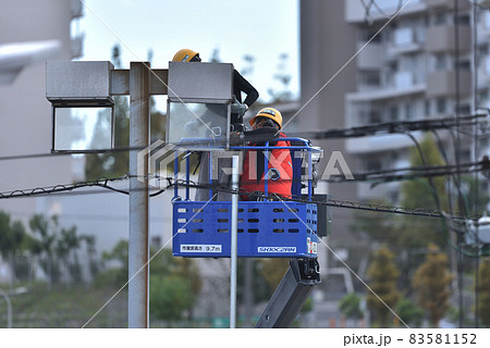 外灯のメンテナンス バケットで作業する職人 外灯のメンテナンス バケットで作業する職人 83581152