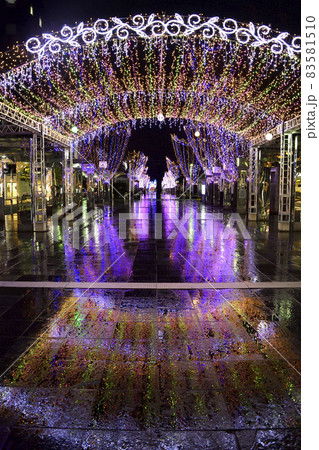 イルミネーションが鮮やかな雨の街 イルミネーションが鮮やかな雨の街 83581510