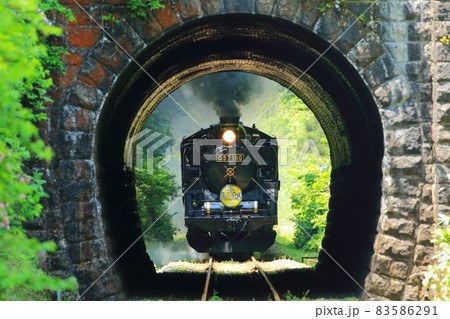 トンネルの向こう側の蒸気機関車C57180　SLばんえつ物語号 83586291