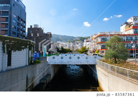 静岡県熱海市 糸川と街並み 83587361