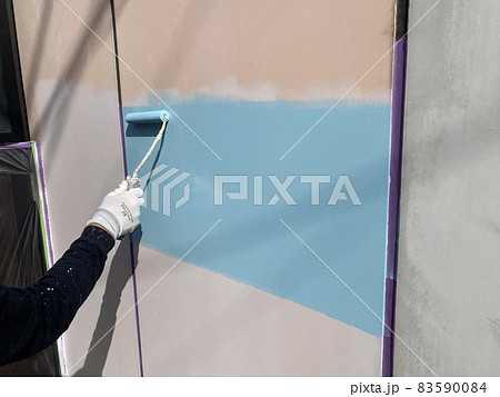 下塗り後のアルミサイディングに中塗り 83590084