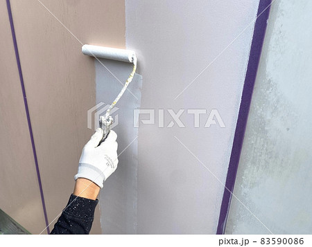 アルミ壁材に下塗り 83590086