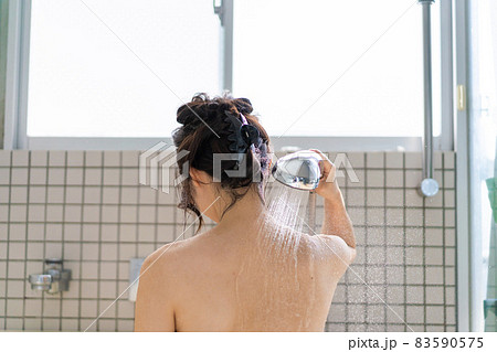 お風呂でシャワーを浴びる若い女性 83590575