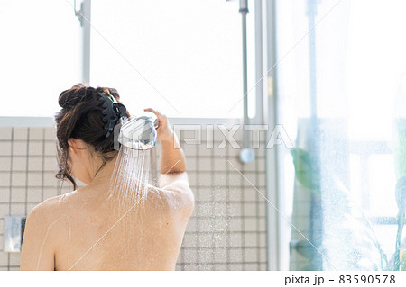 お風呂でシャワーを浴びる若い女性 お風呂でシャワーを浴びる若い女性 83590578