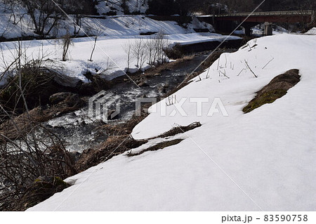 豪雪地域の雪溶け風景 豪雪地域の雪溶け風景 83590758