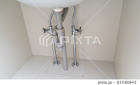 洗面台の下。給水管・排水管。 83590843
