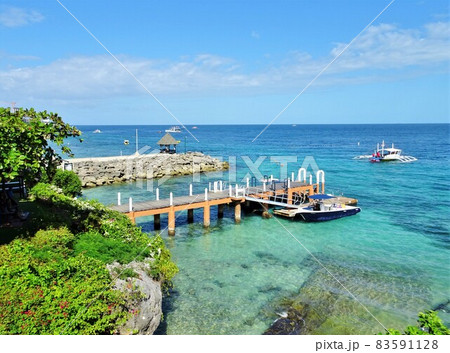 青い海とシュノーケリングボート / Blue Ocean with Snorkeling Boat 青い海とシュノーケリングボート / Blue Ocean with Snorkeling Boat 83591128