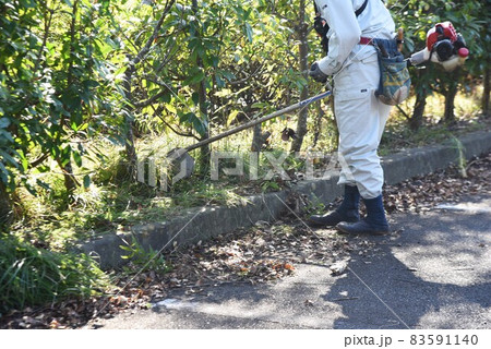 公園の整美・草刈り機での除草作業 公園の整美・草刈り機での除草作業 83591140