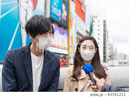 街頭インタビュー　マスク　カップル男女　大阪　道頓堀　 83591221