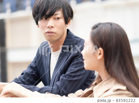 カップル 真剣な眼差し カップル 真剣な眼差し 83591222