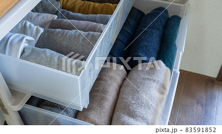 衣替えイメージ。服の整頓。 衣替えイメージ。服の整頓。 83591852