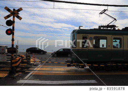 鎌倉高校前駅の踏切と江ノ島電鉄 83591878