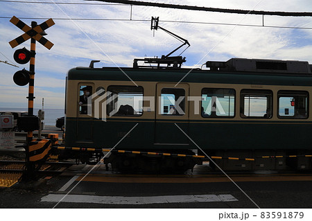 鎌倉高校前駅の踏切と江ノ島電鉄 83591879