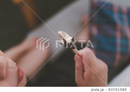 アイスを食べる女性 83591980