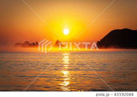 太平洋日向灘に昇る日出で黄昏色に染まった日南海岸の贄波浜と鳥帽子島に松島と黒島と間に広がる毛嵐 太平洋日向灘に昇る日出で黄昏色に染まった日南海岸の贄波浜と鳥帽子島に松島と黒島と間に広がる毛嵐 83592088