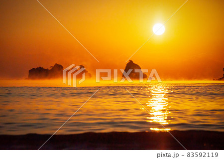 太平洋日向灘に昇る日出で黄昏色に染まった日南海岸の贄波浜と鳥帽子島に松島と黒島と間に広がる毛嵐 太平洋日向灘に昇る日出で黄昏色に染まった日南海岸の贄波浜と鳥帽子島に松島と黒島と間に広がる毛嵐 83592119