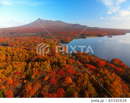 秋の北海道七飯町大沼で大沼公園の紅葉の風景を空撮 83592626