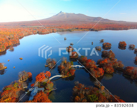 秋の北海道七飯町大沼で大沼公園の紅葉の風景を空撮 83592638