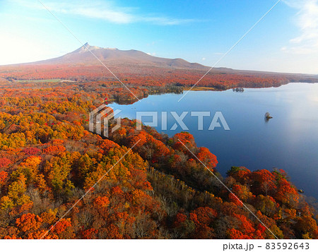 秋の北海道七飯町大沼で大沼公園の紅葉の風景を空撮 83592643
