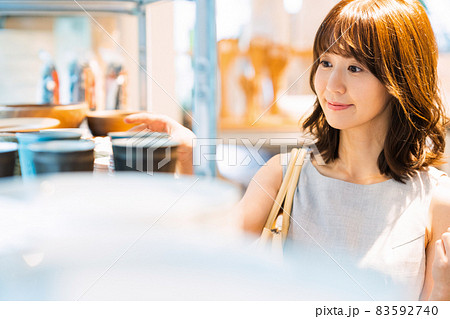 女性　ショッピング　買い物　ショッピングモール 83592740