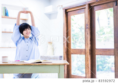 ストレッチで勉強疲れをリフレッシュする若い女性 83592972
