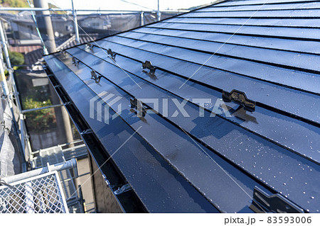 塗装が終わった黒色の屋根 83593006