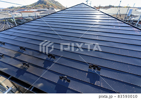 塗装が終わった黒色の屋根 83593010