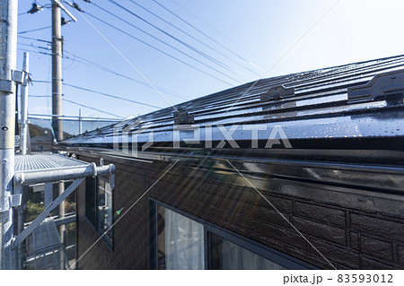 塗装が終わった黒色の屋根 83593012